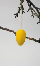  P&aring;skpynt H&auml;ngande &auml;gg i tr&auml; gult - Nostalgiska.se