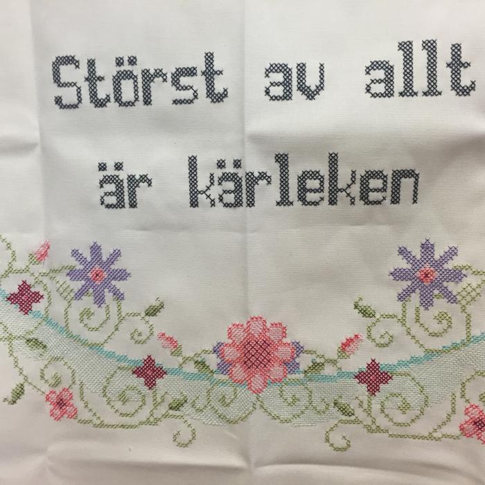 Bild 3,  Broderad väggbonad 