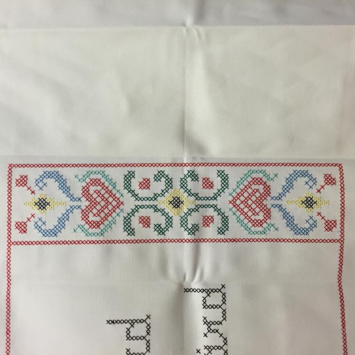Bild 2,  Broderad väggbonad 